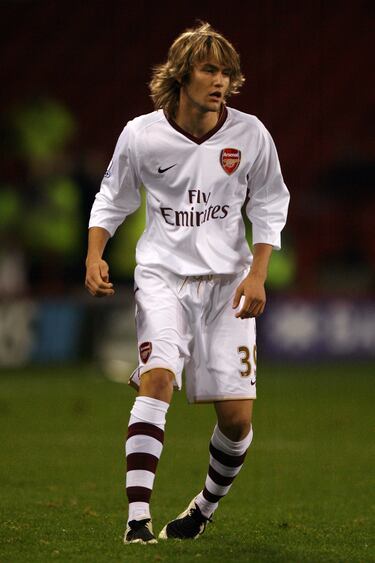 Capitán en las inferiores y autor de un gol recordado contra el Tottenham en Copa de la Liga. Sin embargo, el mediocampista no logró hacerse un hueco en el Arsenal y acabó forjando su carrera en el Nottingham Forest, donde se convirtió en referente. Lansbury debutó con los 'gunners' en 2007, en la victoria por 3-0 en la copa de la liga del Arsenal ante el Sheffield United. 