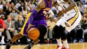 Kobe Bryant se marcha de Jrue Holiday.