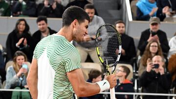 Paris (France), 02/06/2023.- Carlos Alcaraz of Spain reacts after winning against Denis Shapovalov of Canada in their Men's Singles third round match during the French Open Grand Slam tennis tournament at Roland Garros in Paris, France, 02 June 2023. (Tenis, Abierto, Francia, España) EFE/EPA/CAROLINE BLUMBERG
