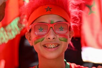 Hoy en el Al Bayt Stadium se enfrentan las selecciones de Croacia y Marruecos y los seguidores de ambos combinados han llenado de color el estadio. 