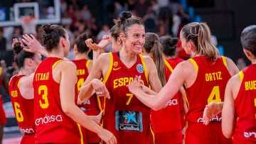 Alba Torrens, alero de la Selección, habla con Mariona Ortiz tras la victoria ante Suecia en el Eurobasket 2025.