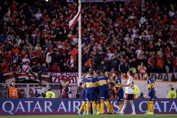 JJPANA6060. BUENOS AIRES (ARGENTINA), 01/10/2019.- Jugadores de Boca Juniors reclaman este martes en un partido de las semifinales de la Copa Libertadores entre River Plate y Boca Juniors, en el estadio Monumental en Buenos Aires (Argentina). 