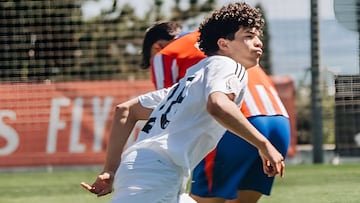 Enzo Alves celebra la victoria contra el Atlético juvenil.