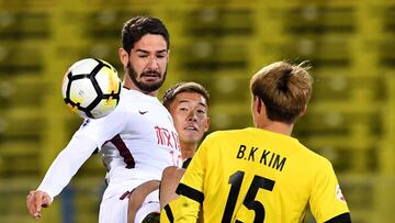 Tianjin Quanjian forward Alexandre Pato (L) controls the ball next to Kashiwa Reysol defender Ryuta Koike (C) and midfielder Kim Bo-Kyung (R) during their AFC Champions League football group E match between China&#039;s Tianjin Quanjian and Japan&#039;s K