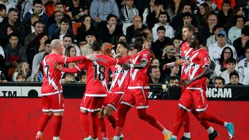 VALENCIA, 07/12/2024.- El centrocampista senegalés del Rayo Vallecano Pathé Ciss (3d) celebra con sus compañeros el primer gol del equipo madrileño, durante el partido de la jornada 19 de LaLiga que Valencia CF y Rayo Vallecano disputan este sábado en el estadio de Mestalla. EFE/Manuel Bruque