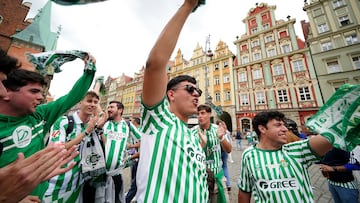Ambiente en la Fan Zone del Betis.