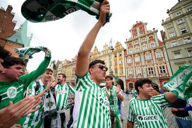 Gran ambiente en la Fan Zone del Real Betis. 