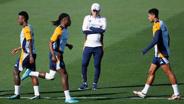 Carlo Ancelotti observa a los jugadores Vinicius Junior, Eduardo Camavinga, y Jude Bellingham en un entrenamiento de este año.