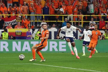 1-2. Cole Palmer asiste al delantero del Aston Villa dentro del área. De espaldas a la portería y con Stefan de Vrij presionando, se revuelve y suelta un derechazo raso y cruzado para superar a Bart Verbruggen.