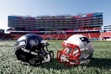 Vista general del casco de los Seattle Seahawks y el de los New England Patriots exhibidos en el Levi's Stadium antes del Super Bowl LX en Santa Clara, California.