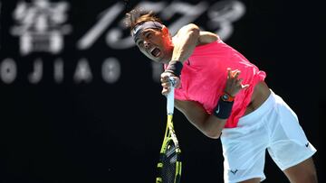 Rafa Nadal ejecuta un saque en el Open de Australia.