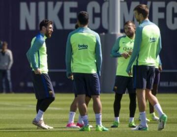 Messi charla con sus compañeros.