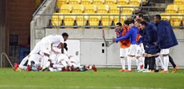 Los jugadores de la selección sub-20 de EEUU celebran su victoria frente a Colombia.