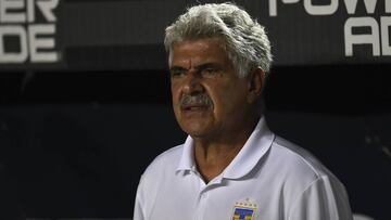 Ricardo Ferretti dirigiendo a Tigres en la final de ida. 