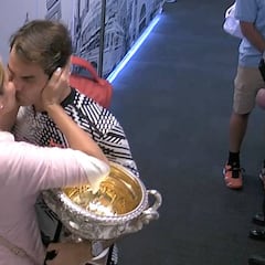 El beso de Federer con Mirka Vavrinec en el vestuario