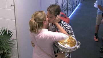 El beso de Federer con Mirka Vavrinec en el vestuario