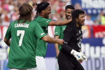 René Higuita y Ronaldinho hicieron de las suyas en el Vicente Calderón. El brasileño no paró de reír al lado de 'El Loco'.