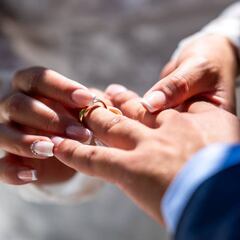 Una pareja se casa en secreto hace meses y ahora planean una boda sin que los invitados sepan que están casados: “Me siento muy culpable por ello”