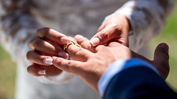 Una pareja se casa en secreto hace meses y ahora planean una boda sin que los invitados sepan que están casados: “Me siento muy culpable por ello”