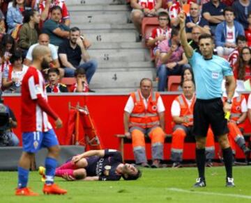El árbitro Carlos del Cerro expulsa a Alberto Lora por una entrada a Sergi Roberto.