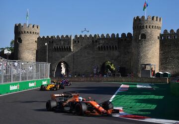 Fernando Alonso, Jolyon Palmer y Carlos Sainz en plena carrera. 