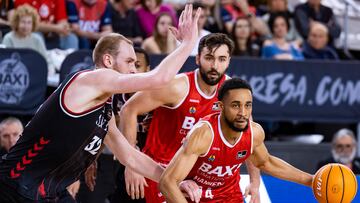 MANRESA (BARCELONA), 08/02/2025.- El escolta americano del Manresa Cameron Hunt (d) es defendido por el pívot islandés del Bilbao Basket Tryggvi Hlinason (i), durante el encuentro de la jornada 20 de la Liga Endesa de baloncesto entre el Baxi Manresa y el Surne Bilbao Basket disputado este sábado en el Pabellón Nou Congost de Manresa, en Barcelona. EFE/Siu Wu