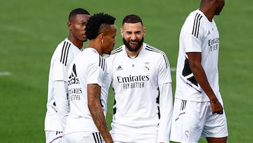 Benzema, con gesto contrariado, en un entrenamiento del Real Madrid.