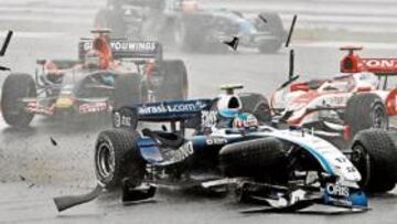 <b>MÁS PELIGRO. </b>El miedo de los pilotos es que se repitan escenas como ésta en el circuito de Fuji.