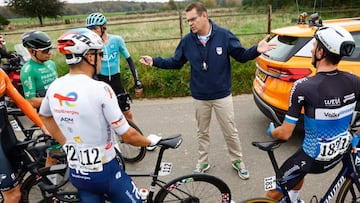 Los comisarios de la UCI hablan con los ciclistas tras la cancelación de la tercera etapa de la Vuelta a Holanda.