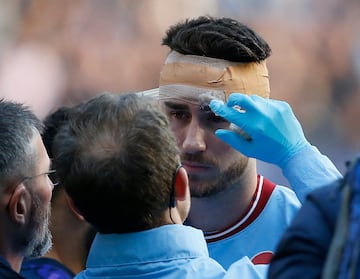 El central español del Manchester City se ha golpeado la cabeza con el codo del jugador del Brentford FC Ethan Rupert Pinnock. Al de Agen ha sido atendido sobre el terreno de juego durante cuatro minutos ya que la hemorragia no cesaba. Le han tenido que vendar la cabeza. 