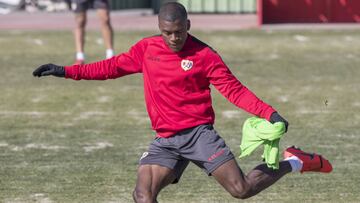 Akieme, durante un entrenamiento del Rayo.