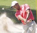 Tiger Woods anda firme en un campo de cristal