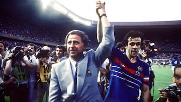 El seleccionador Michel Hidalgo celebra con Platini el título de la Eurocopa tras las final.