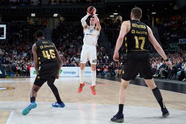Hezonja salta en el último segundo para lanzar y anotar el triple que da la victoria al Real Madrid ante el Baskonia en la Euroliga.