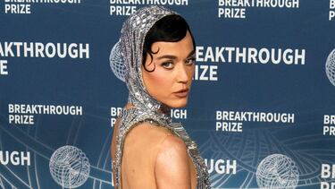 Katy Perry posa en la alfombra roja de los 'Breakthrough Prize' 2025.