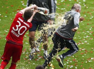 El Bayern celebra el título con ¡Un baño de cerveza!