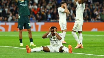 Endrick se lamenta tras estrellar un disparo en el palo.