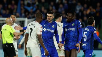 GETAFE (MADRID), 22/11/2024.- Jugadores del Getafe y del Valladolid discuten una jugada durante el encuentro correspondiente a la jornada 14 de Laliga EA Sports que disputan hoy viernes Getafe y Valladolid en el Coliseum de Getafe. EFE / Juanjo Martín.