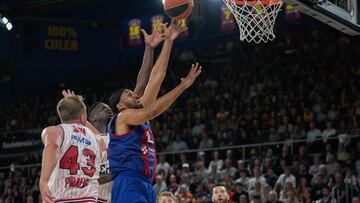 Jabari Parker, alero del Barça, trata de anotar ante Moustapha Fall, pívot francés de Olympiacos, durante el segundo partido de la serie de cuartos de final de la Euroliga entre el Barcelona y el Olympiacos.