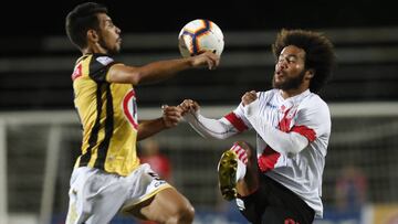El jugador de Coquimbo Sebastian Silva disputa el balon con Carlos Suarez de Curico.