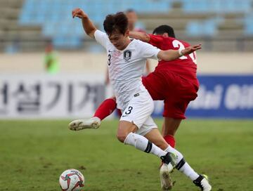 Korea's defender Kim Jin-su (L)