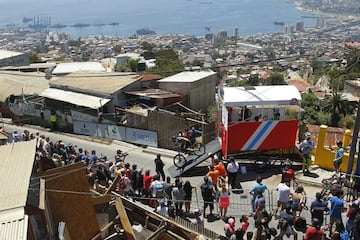 Valparaiso, 11 febrero 2018.
Decimosexta version del Red Bull Valparaiso Cerro Abajo, principal carrera de descenso urbano en Chile, realizada entre calles, escaleras y callejones de la ciudad puerto.
Sebastian Cisternas/Photosport.