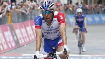 Thibaut Pinot llega a la meta de Osimo en el Giro de Italia.