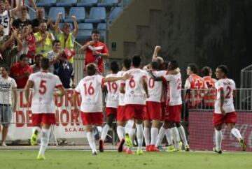 Los jugadores del Almería celebran el primer gol del equipo, conseguido por Fernando Soriano, durante el encuentro de Liga de Primera División que Almería y Espanyol están disputando esta noche en el estadio de los juegos Mediterráneos, en Almería