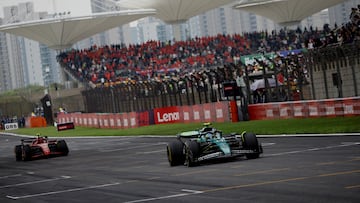 Carlos Sainz (Ferrari SF-24) y Fernando Alonso (Aston Martin AMR24) se tocan en el esprint del GP de China de F1 2024 en Shanghái.