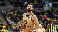 ISTANBUL, TURKEY - MARCH 10: Nikola Mirotic, #33 of FC Barcelona in action during the 2022-23 Turkish Airlines EuroLeague Regular Season Round 28 game between Fenerbahce Beko Istanbul and FC Barcelona at Ulker Sports and Event Hall on March 10, 2023 in Istanbul, Turkey. (Photo by Emre Oktay/Euroleague Basketball via Getty Images)