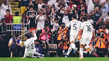 Los jugadores del Real Madrid celebran el gol de Valverde ante el Atlético.
