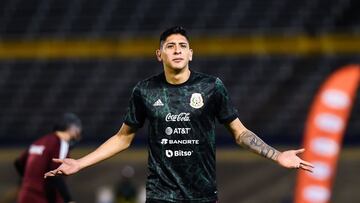 Edson Álvarez durante un calentamiento del Tri