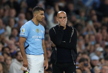 Rodri, vuelve a jugar un partido oficial ocho meses despus de romperse el cruzado. En la imagen con Pep Guardiola momentos antes de saltar al terreno de juego.