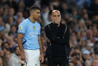 Rodri, vuelve a jugar un partido oficial ocho meses después de romperse el cruzado. En la imagen con Pep Guardiola momentos antes de saltar al terreno de juego.
